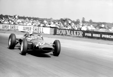 Mike Hailwood alla guida della lotus 24 di Parnell, 1963